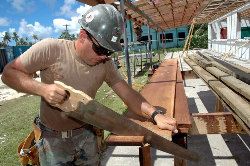 menuisier-RIMPLAS-min_worker_construction_building_carpenter_male_job_build_helmet-893290